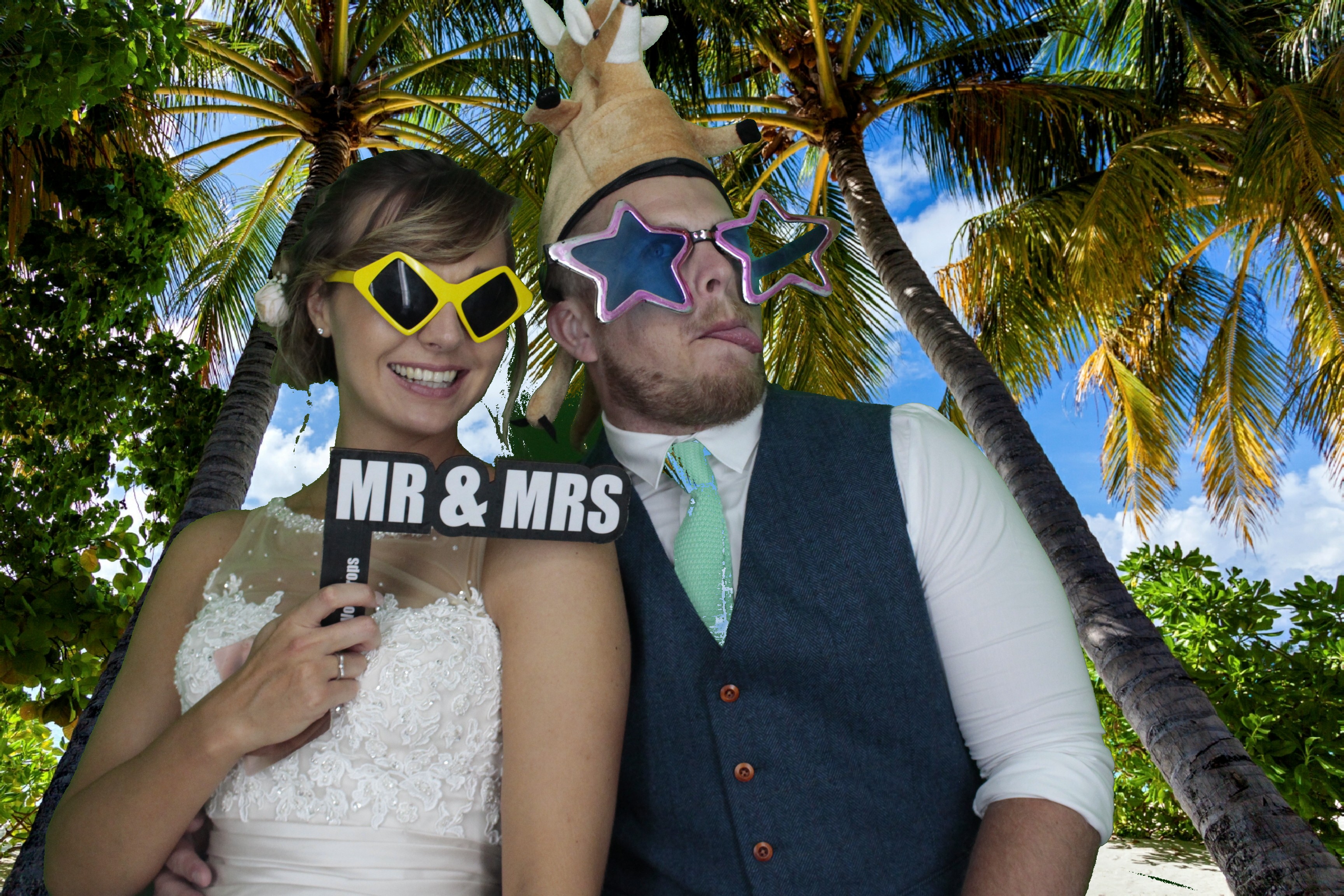 Mr & Mrs Bowles | View more photos from the event at gallery.myphotoboothexperience.co.uk/u/MyPhotoBoothExperienceLtd/Mr-Mrs-Bowles